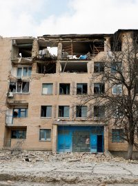 Poškozená budova po zásahu ruského dronu ve městě Ržyščiv v Kyjevské oblasti