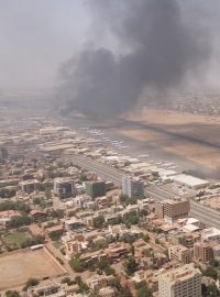 Kouř nad Chartúmem po střetech