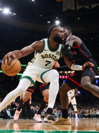 Basketbalisté Bostonu v NBA udolali Toronto a drží se v čele NBA