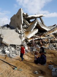 Děti mezi troskami po útoku v Rafahu na jihu pásma Gazy