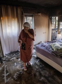Žena v domě svých sousedů v Aškelonu po útoku Hamásu ze 7. října 2023. Snímek ze série oceněné Pulitzerovou cenou