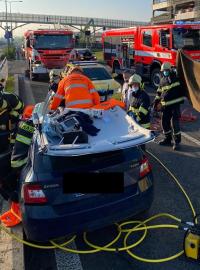Hasiči a záchranáři bojují o život řidiče po dopravní nehodě v Mladé Boleslavi.