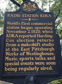 První rozhlasové komerční vysílání pro veřejnost připomíná v centru Pittsburghu jedna z historických cedulí a žlutá písmena na modrém podkladu říkají, že vysílání začalo 2. listopadu 1920 a stanice KDKA informovala o prezidentských volbách.