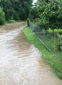 ŘÍčka Novohradka je v obci Luže na Chrudimsku na třetím stupni povodňové výstrahy
