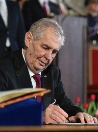 Inagurace prezidenta Miloše Zemana 2018. Miloš Zeman podepisuje prezidentský slib (březen 2018)