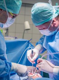 Lékaři olomoucké fakultní nemocnice používají zatím jako jediní v Česku nový unikátní implantát