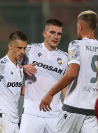 Fotbalisté Plzně slaví druhý gól do sítě maltské Gziry