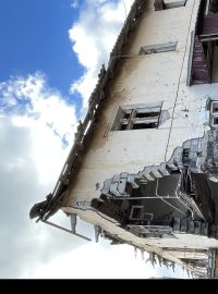 Část domu po ruském bombardování chybí