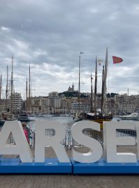 Čekání na olympijskou pochodeň v Marseille