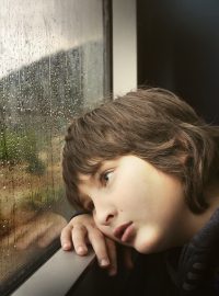 Dítě, chlapec, kluk, hoch, počasí, déšť, bouřka (ilustrační foto)