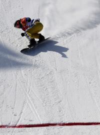 Těsně ale přece. Eva Samková ve žlutých kalhotách nakonec skončila ve snowboardcrossu třetí.