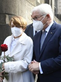 Frank-Walter Steinmeier se svou manželkou u kostela v Resslově ulici v Praze