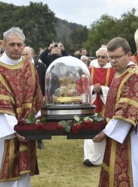 Národní pouť na Tetín k výročí 1100 let od mučednické smrti svaté Ludmily, 18. září 2021 v Tetíně. Vpravo na snímku je kardinál Dominik Duka.