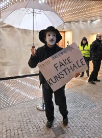Před nově otevřenou Kunsthalle Praha se v úterý konala protestní akce s názvem Shromáždění na podporu umění - workshop artwashingu, kterou uspořádala Společnost pro lepší současnost