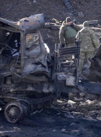 Ukrajinští vojáci v Kyjevě u vozidla zasaženého ruským bombardováním