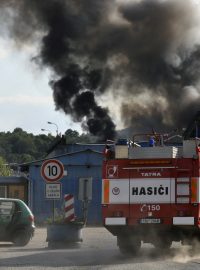 V Kralupách na Vltavou probíhají hasičské práce přes 13 hodin