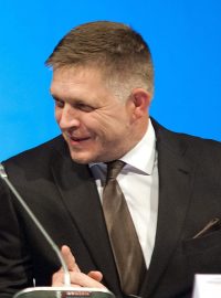 Kandidát na slovenského prezidenta Maroš Šefčovič (vlevo) a slovenský expremiér Robert Fico