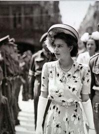 Budoucí britská královna Alžběta II. v Londýně na první samostatné přehlídce, 11. červen 1947