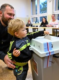 Lidé volí ve druhém kole senátních voleb i v Základní škole Eden v Praze 10