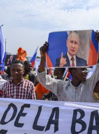 Lidé s ruskými vlajkami a portréty prezidenta Vladimira Putina protestují v metropoli Kinshasa v Demokratické republice Kongo proti návštěvě francouzského prezidenta Emmanuela Macrona