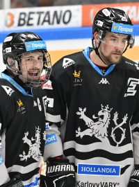 Hokejisté karlovarské Energie Jiří Černoch, Adam Rulík a Tomáš Bartejs