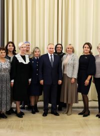 Ruský prezident Vladimir Putin se setkal s matkami na Ukrajině padlých ruských vojáků. Mnohé z nich zahraniční servery spojily s ženami, které se v Putinově okolí pohybují dlouhodobě