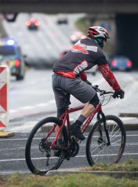 cyklista ve městě, ilustrační foto
