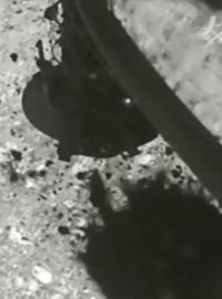 Japonská kosmická agentura JAXA zveřejnila videozáběr momentu, ve kterém se odběrová hubice sondy Hajabusa 2 úspěšně dotkla povrchu asteroidu Ryugu